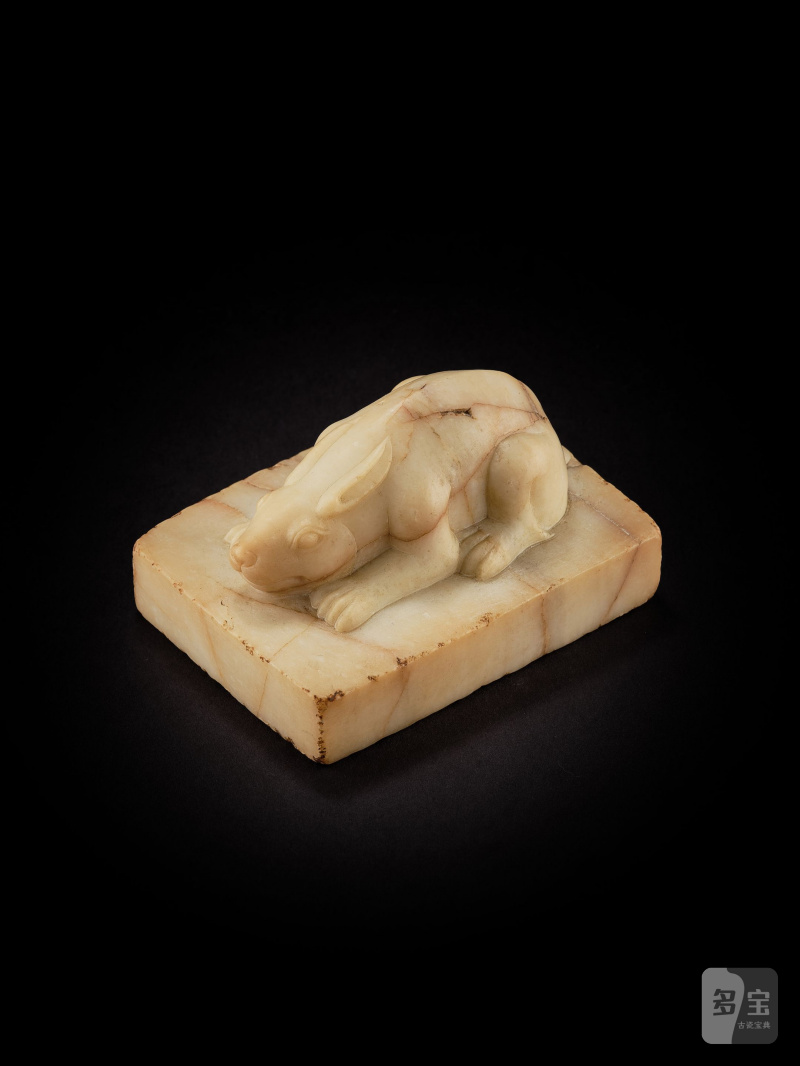 唐　大理石雕伏兔 | A CARVED WHITE MARBLE FIGURE OF A CROUCHING HARE